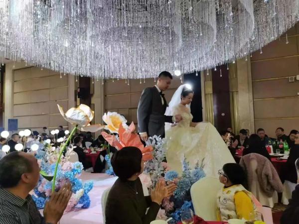 婚后第一天，新娘清早收到婆婆短信，急匆匆出门……