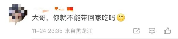 男子在地铁车厢内吃饭，还将鱼骨头吐一地…网友直呼坍台