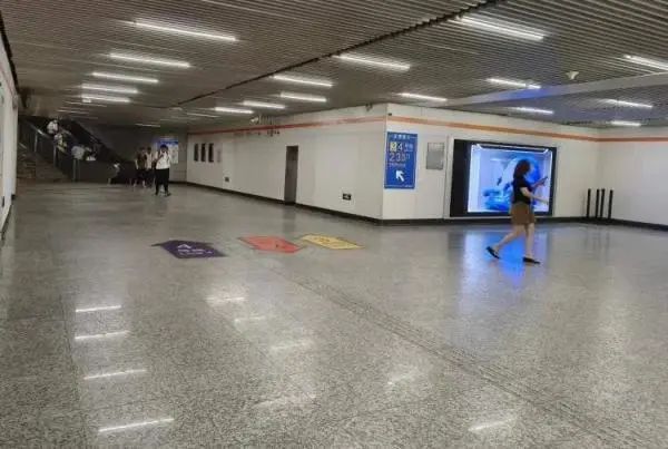 男子在地铁车厢内吃饭，还将鱼骨头吐一地…网友直呼坍台