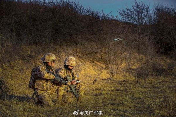 帅！武警特战队员密林深处训练大片