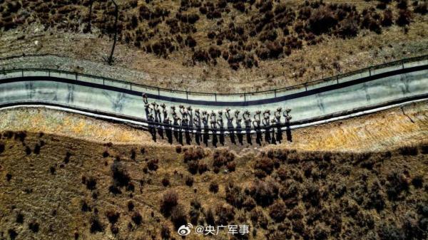 帅！武警特战队员密林深处训练大片