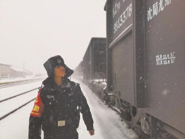 看！皑皑白雪下那一抹蓝！