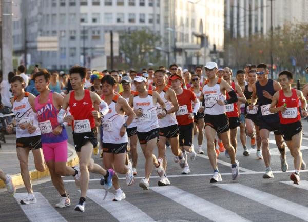 2023上海马拉松举行 肯尼亚选手打破中国境内马拉松男子纪录