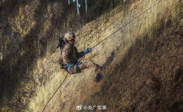 帅！武警特战队员密林深处训练大片