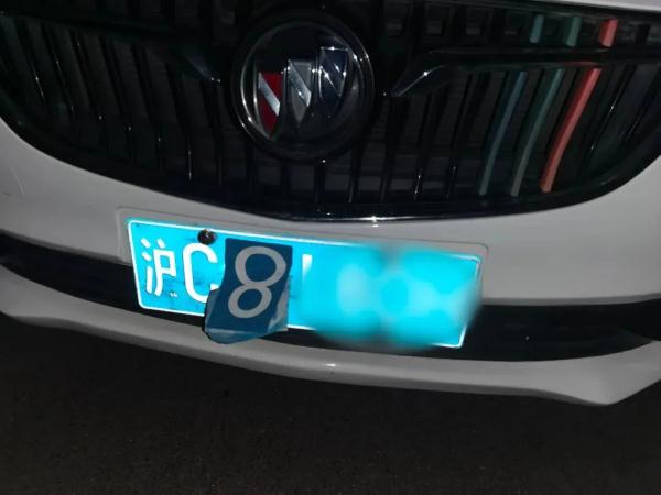 变造车牌，驾驶员还男扮女装……男子乔装当晚被上海警方抓获，原因哭笑不得