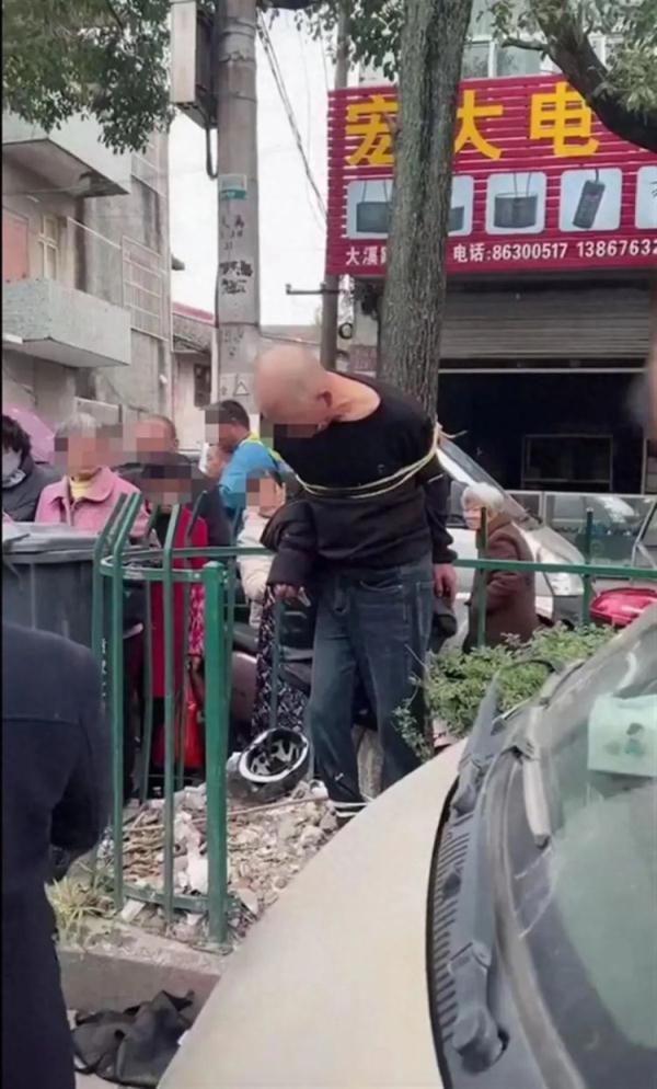 浙江一男子疑因盗窃被绑树上扇耳光