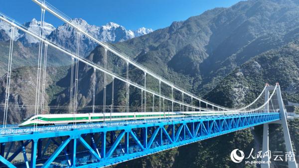 连接众多著名景区，这一高铁正式开通运营