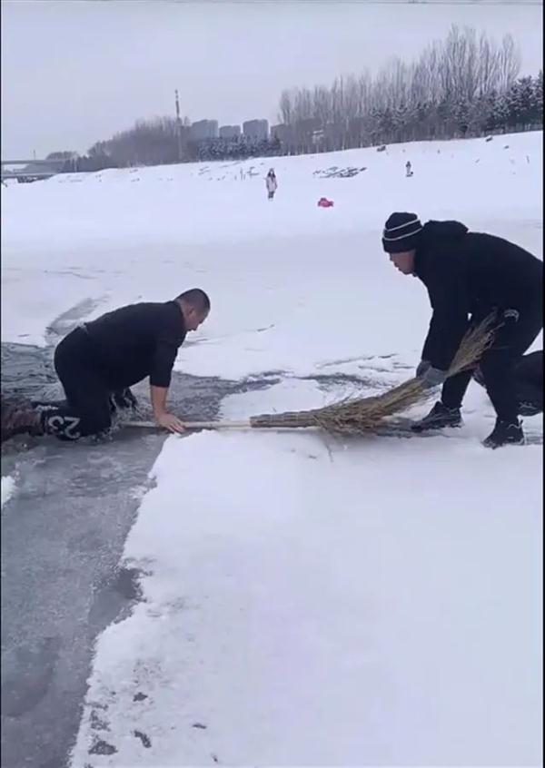 危急！男孩坠入冰窟窿，他立马冲了上去......