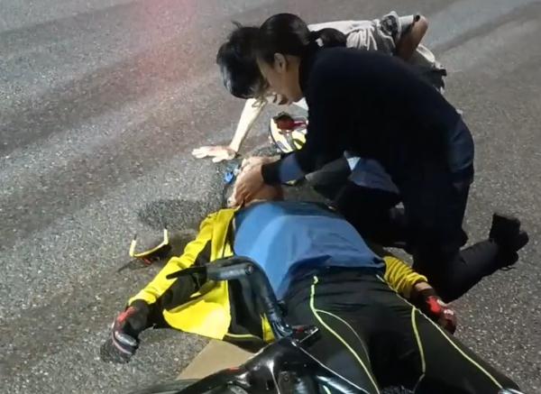 秦皇岛男子马路上晕倒，湖南女警跪地施救：没想到培训知识派上了用场