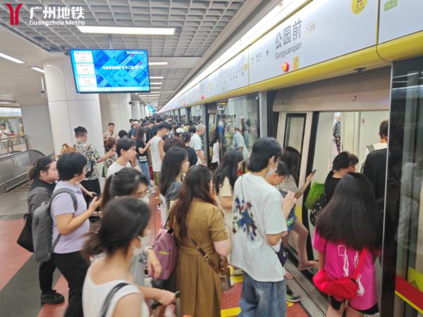 女子手机掉进轨道，伸手捡时发生意外！广州地铁回应