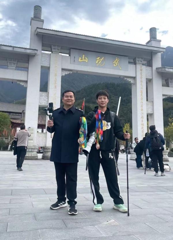 长沙大学生三次夜爬武功山捡800个瓶子挑下山，所带旗子上的文案亮了