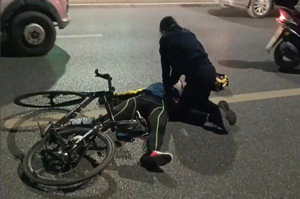 秦皇岛男子马路上晕倒，湖南女警跪地施救：没想到培训知识派上了用场