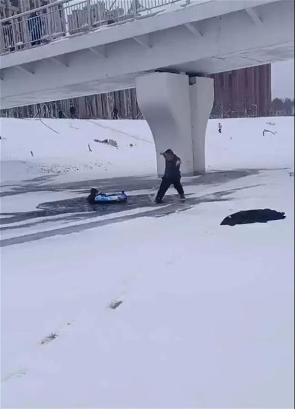 危急！男孩坠入冰窟窿，他立马冲了上去......