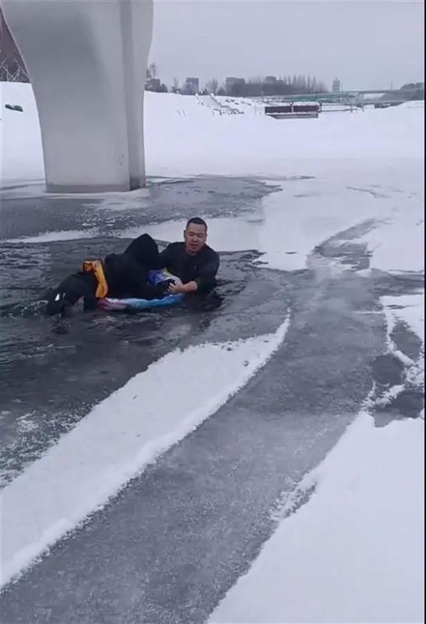 危急！男孩坠入冰窟窿，他立马冲了上去......