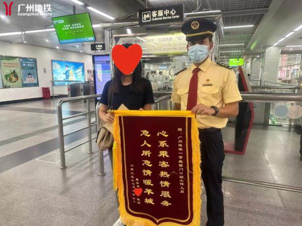 女子手机掉进轨道，伸手捡时发生意外！广州地铁回应