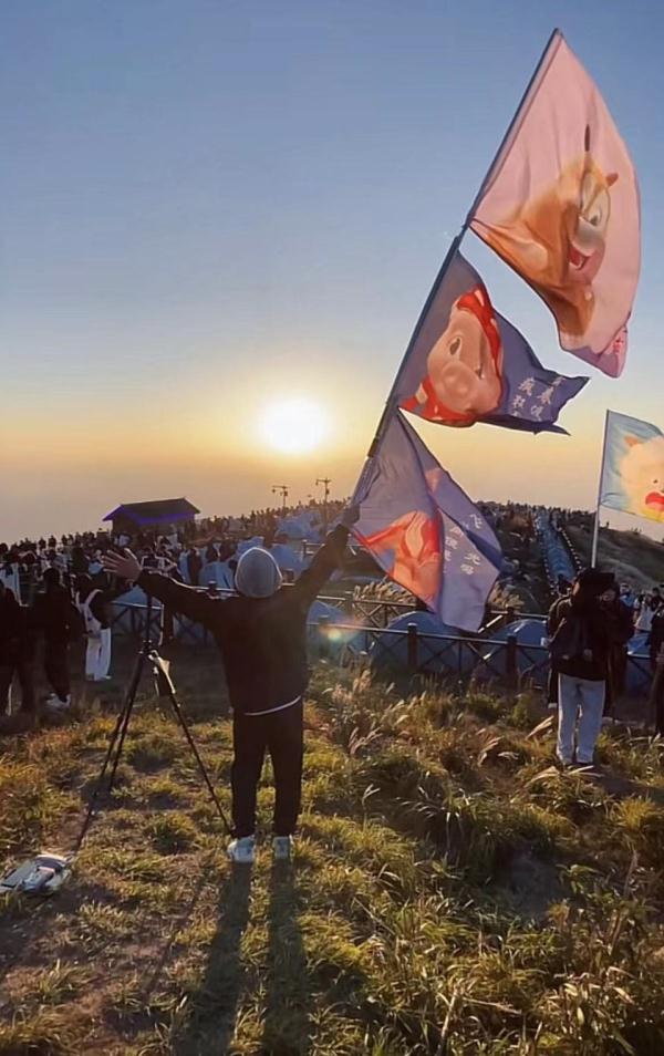 长沙大学生三次夜爬武功山捡800个瓶子挑下山，所带旗子上的文案亮了