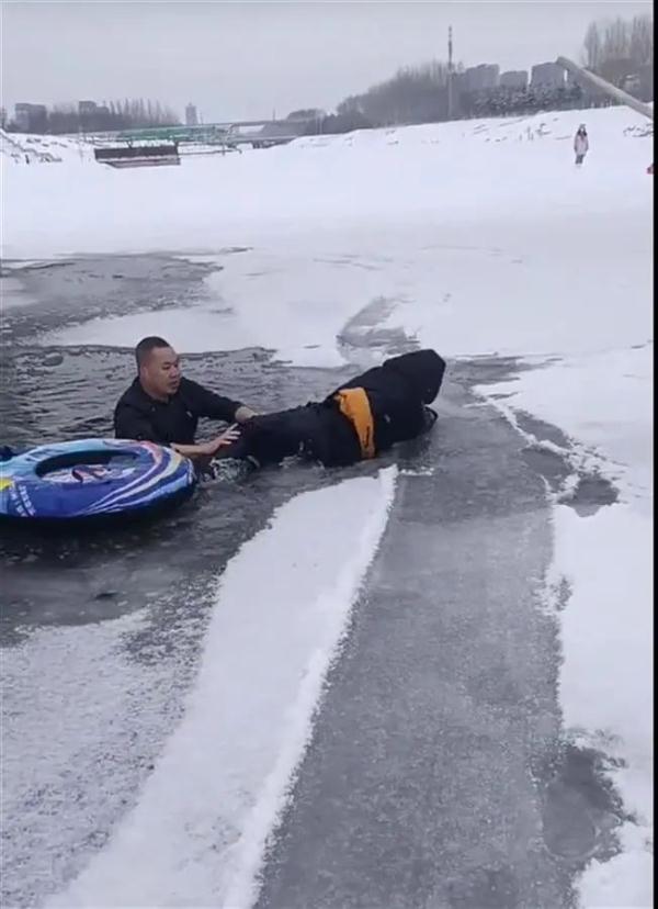 危急！男孩坠入冰窟窿，他立马冲了上去......