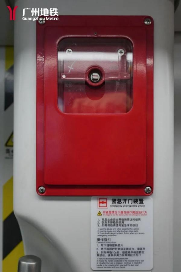女子手机掉进轨道，伸手捡时发生意外！广州地铁回应