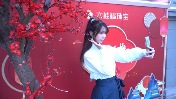 老街汉服秀 素雪伴红妆 老街汉服秀 素雪伴红妆