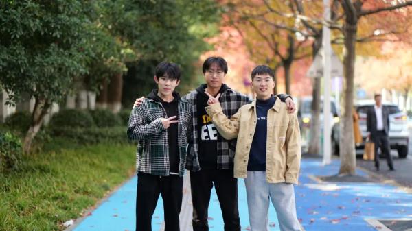 3男生“组团直博”上同一所高校，更巧的是……