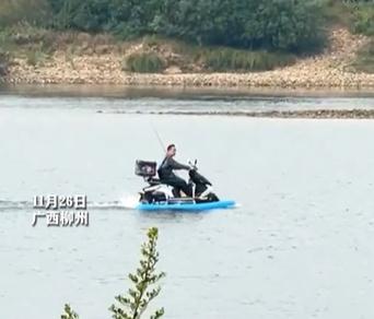 广西一男子骑电车“水上漂”,车管所:改装车不得开上路 广西一男子骑电车“水上漂”,车管所:改装车不得开上路