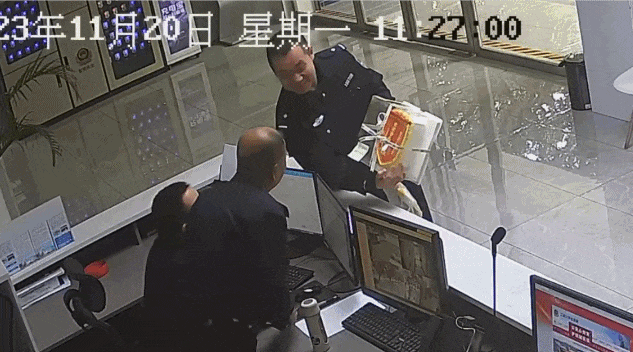 “70后收的,80后做的,90后解释的,00后送的!” “70后收的,80后做的,90后解释的,00后送的!”