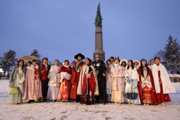 老街汉服秀 素雪伴红妆 老街汉服秀 素雪伴红妆