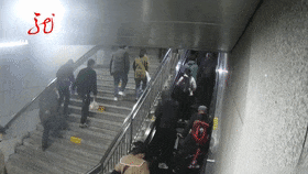 事发哈尔滨，两位老人扶梯上摔倒，接下来一幕......