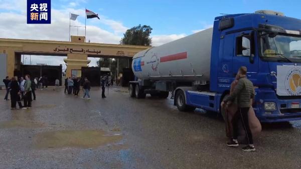 运送援助物资货车在拉法口岸排起长龙 有司机已等待4天 运送援助物资货车在拉法口岸排起长龙 有司机已等待4天