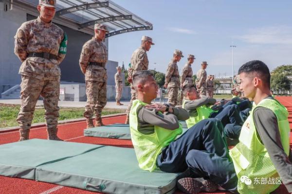 体能“特级”考评,看高手如何过招 体能“特级”考评,看高手如何过招