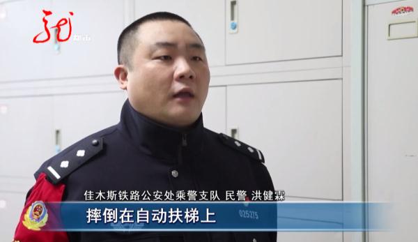 事发哈尔滨，两位老人扶梯上摔倒，接下来一幕......