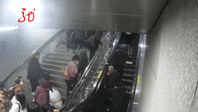 事发哈尔滨，两位老人扶梯上摔倒，接下来一幕......