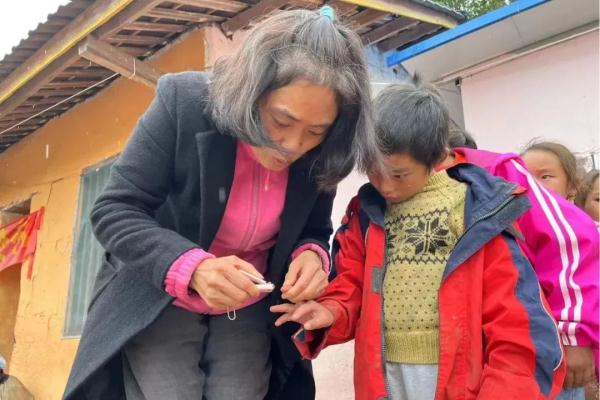 空军退役女大校，大凉山支教10年，她是来自重庆的最美索玛花