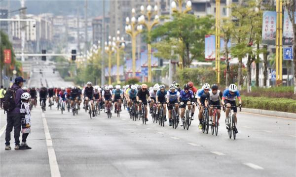 第三届贵州·黔南“阳光罗甸”环玉湖自行车赛开赛 第三届贵州·黔南“阳光罗甸”环玉湖自行车赛开赛