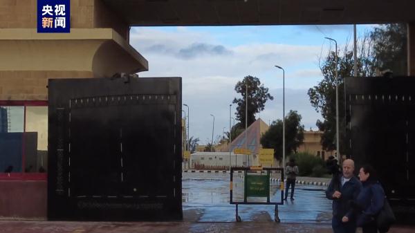 运送援助物资货车在拉法口岸排起长龙 有司机已等待4天 运送援助物资货车在拉法口岸排起长龙 有司机已等待4天