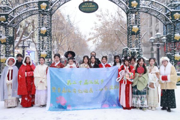 老街汉服秀 素雪伴红妆 老街汉服秀 素雪伴红妆