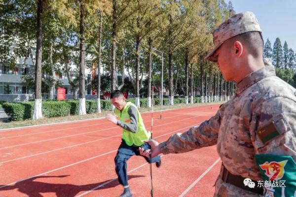 体能“特级”考评,看高手如何过招 体能“特级”考评,看高手如何过招