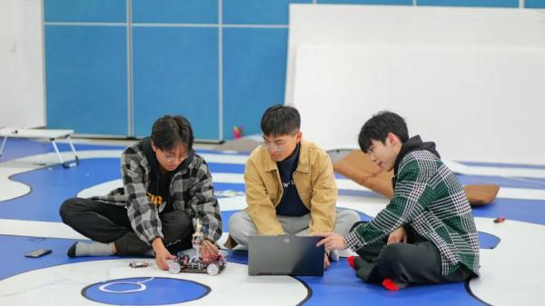 3男生“组团直博”上同一所高校，更巧的是……