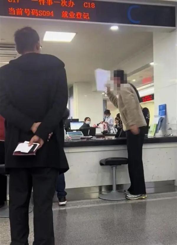 “女子在社保窗口发飙”，官方回应