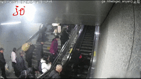 事发哈尔滨，两位老人扶梯上摔倒，接下来一幕......