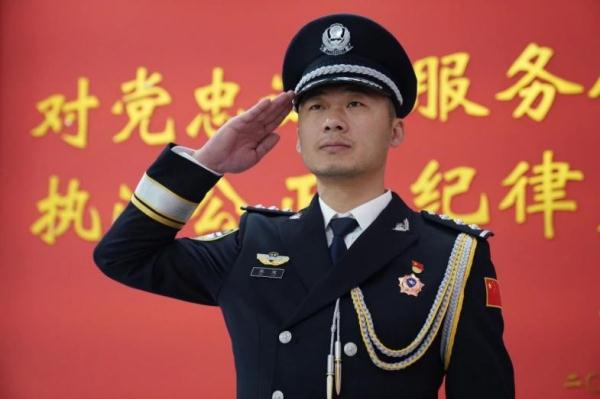 挽救轻生女子、打击洗钱团伙……这位民警凭啥被评为“青年榜样”？