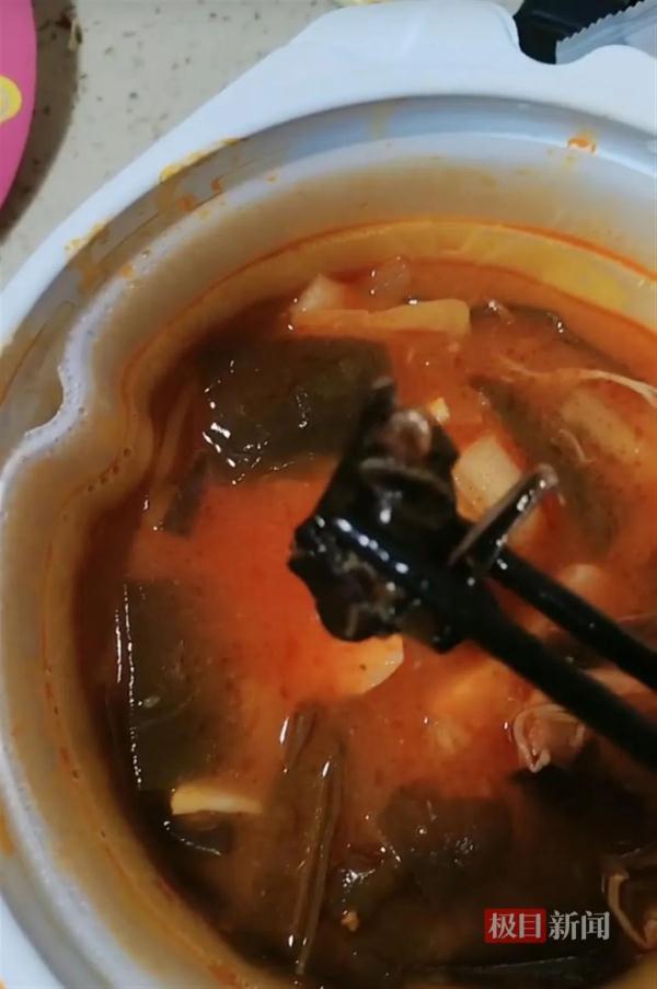 “既恶心又担心”！杨国福自热锅疑似吃出蝙蝠