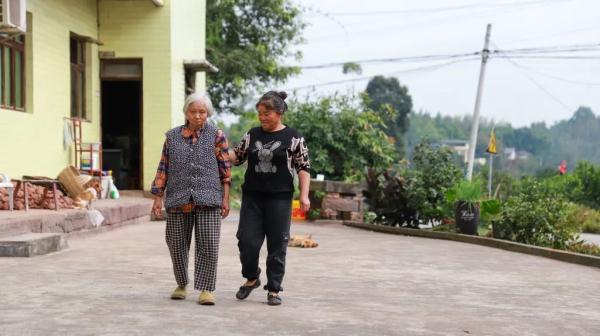 婆媳变“母女”!丈夫“走”后她带着婆婆改嫁 婆媳变“母女”!丈夫“走”后她带着婆婆改嫁