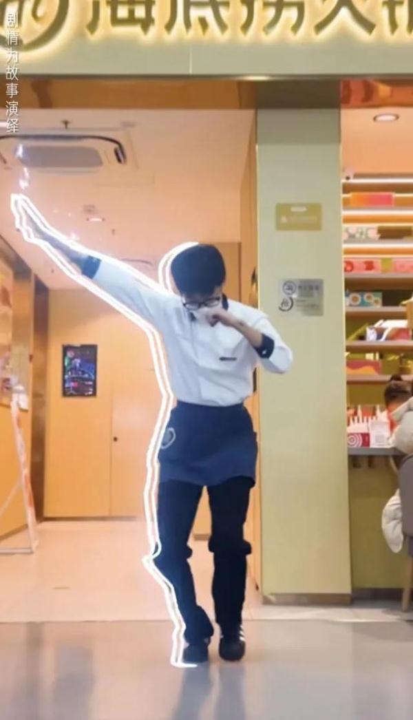 年轻一代都爱看的海底捞“科目三”，引发讨论