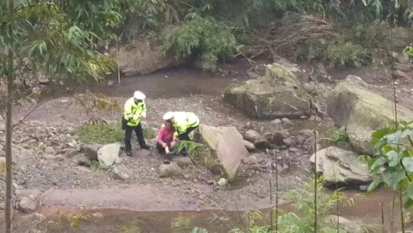 救回摔下山谷的牧羊老人后，他们秒变“牧羊人”还当起了“羊贩”