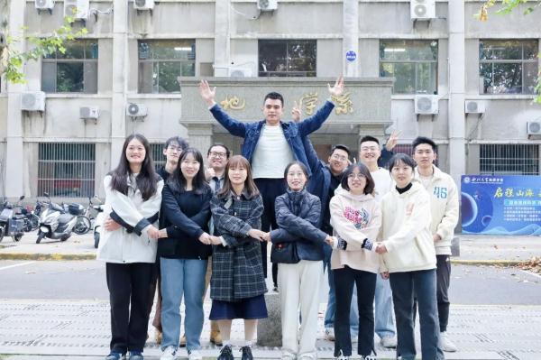 西安一高校“神仙班级”三年毕业全体保研8人直博