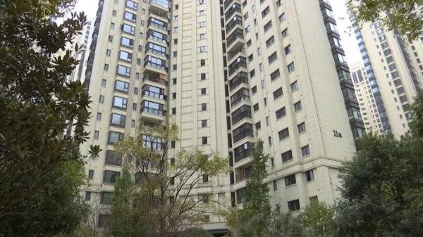 震惊!一楼住户挖地三尺DIY地下室,物管担心34楼建筑有隐患 震惊!一楼住户挖地三尺DIY地下室,物管担心34楼建筑有隐患