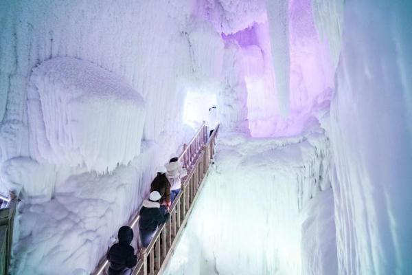 探访世界罕见超大冰洞群 四季结冰常年不化 探访世界罕见超大冰洞群 四季结冰常年不化