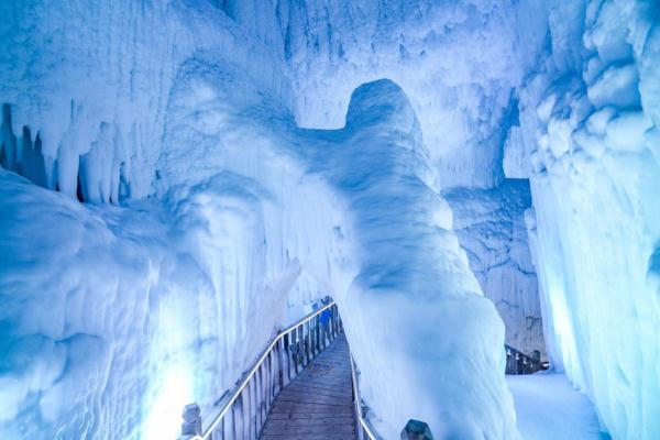 探访世界罕见超大冰洞群 四季结冰常年不化 探访世界罕见超大冰洞群 四季结冰常年不化