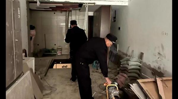 震惊!一楼住户挖地三尺DIY地下室,物管担心34楼建筑有隐患 震惊!一楼住户挖地三尺DIY地下室,物管担心34楼建筑有隐患